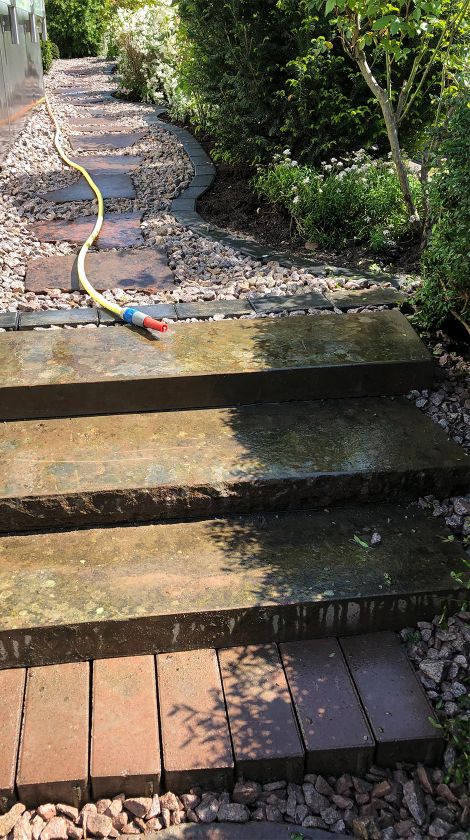 Steingarten mit Pfad