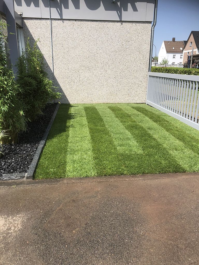 Rollrasen mit Steingarten